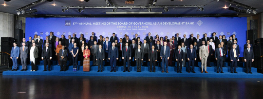 아시아개발은행(ADB) 연차 총회에 참석 중인 최상목 부총리 겸 기획재정부 장관(두 번째줄 가운데)이 4일(현지시간) 조지아 트빌리시에서 각국 대표들과 기념사진을 찍고 있다.연합뉴스